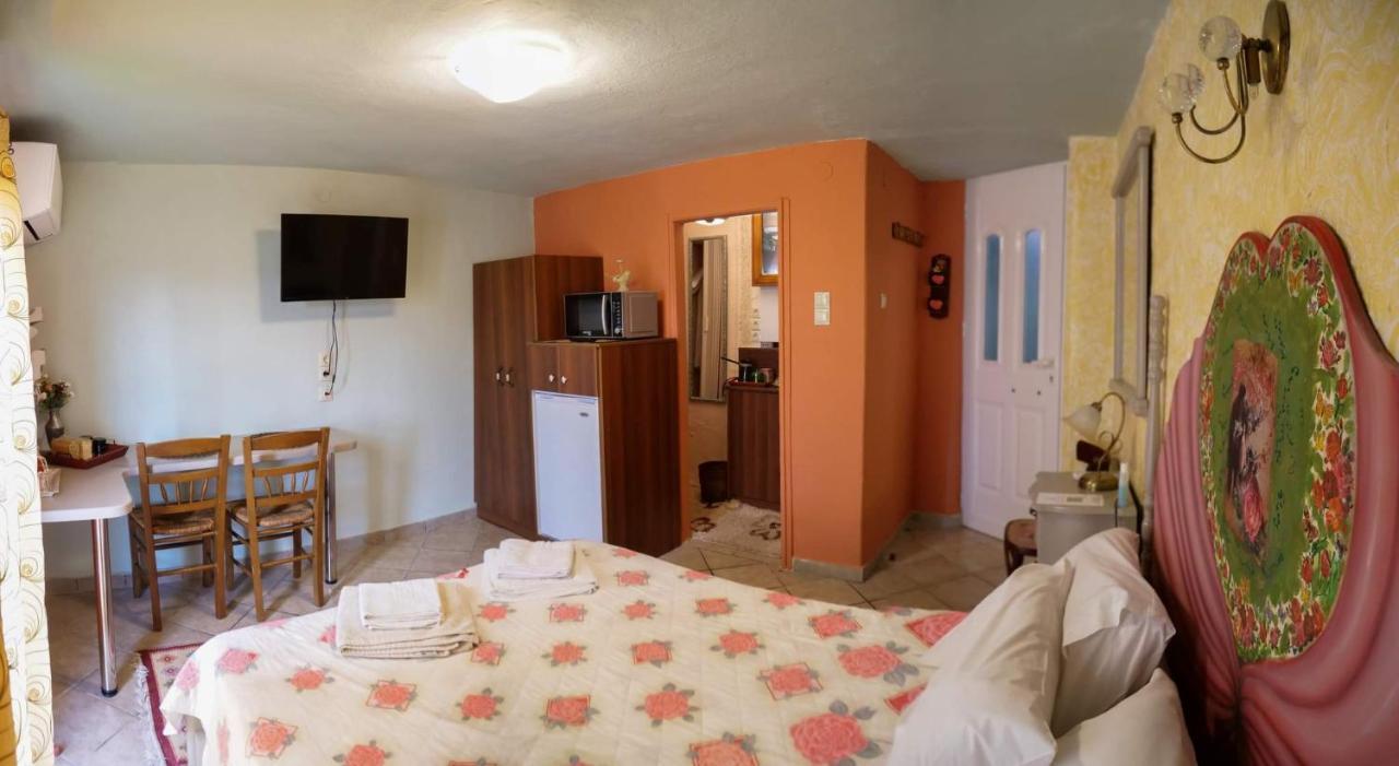Η Φωλιτσα Hotel Karpenisi Buitenkant foto