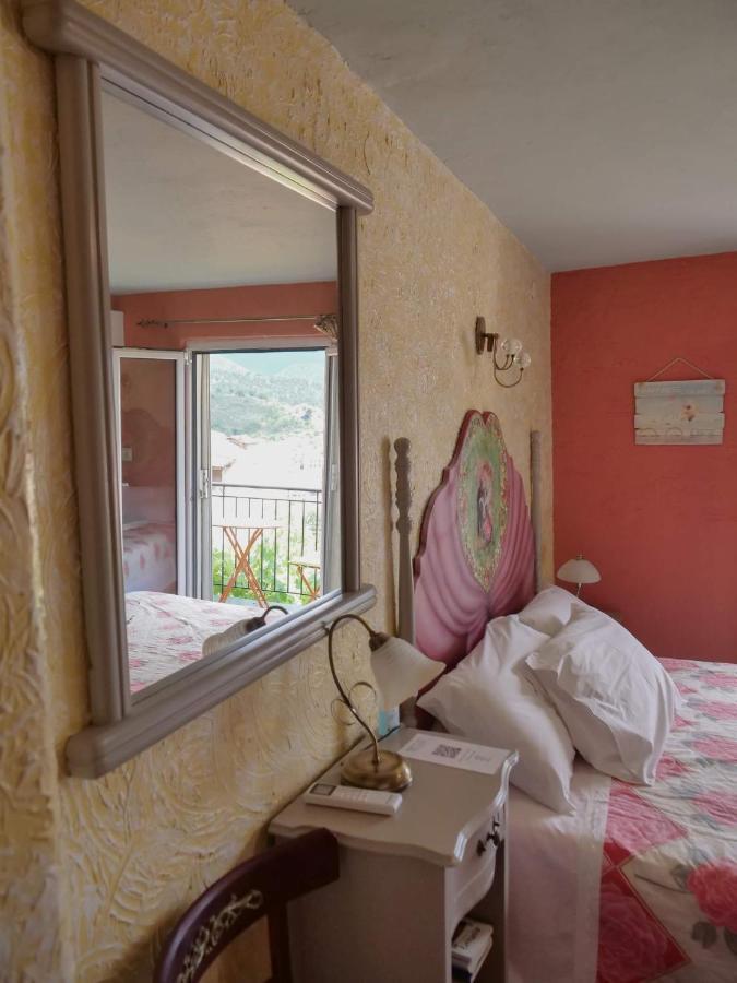 Η Φωλιτσα Hotel Karpenisi Buitenkant foto
