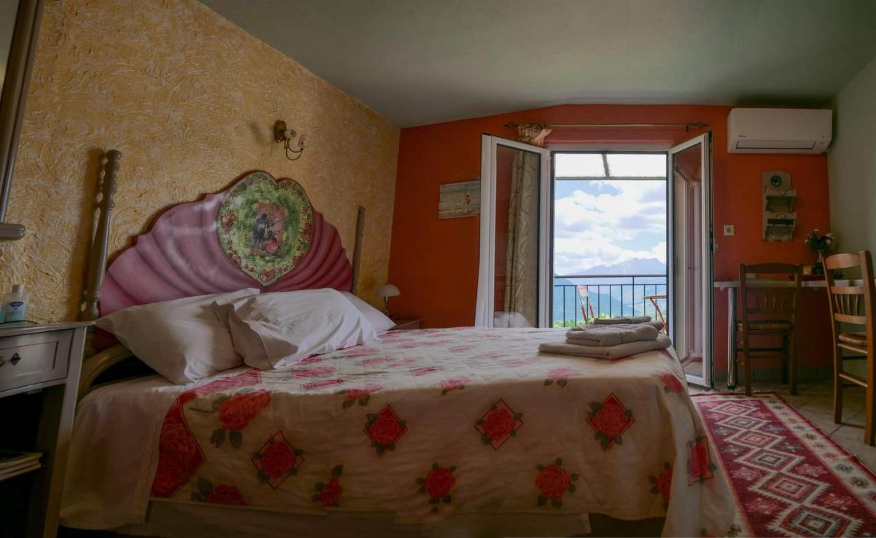 Η Φωλιτσα Hotel Karpenisi Buitenkant foto
